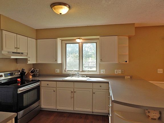 Kitchen with Breakfast Bar