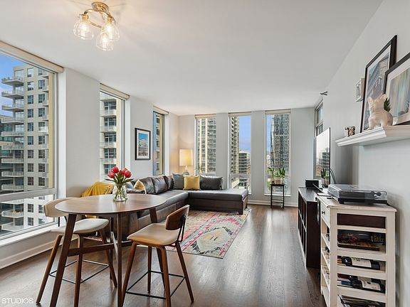 3rd image of 1250 S Michigan Ave APT 1402