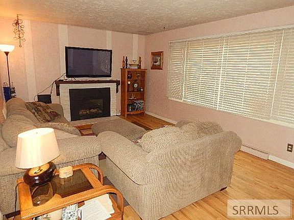4th image of 806 N Skyline Dr