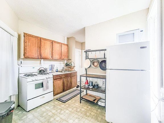 3rd image of 2640 Fillmore St NE #2