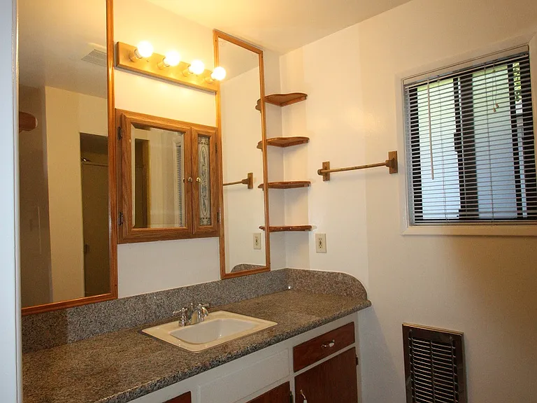 2262 S Carmelina Ave — Photo 15