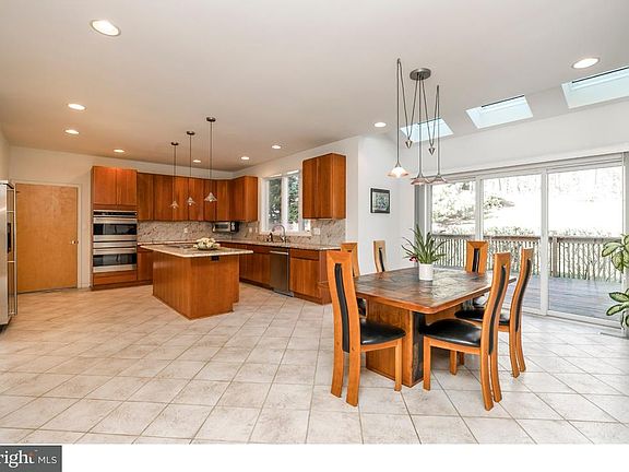 4th image of 43 Barrington Ln