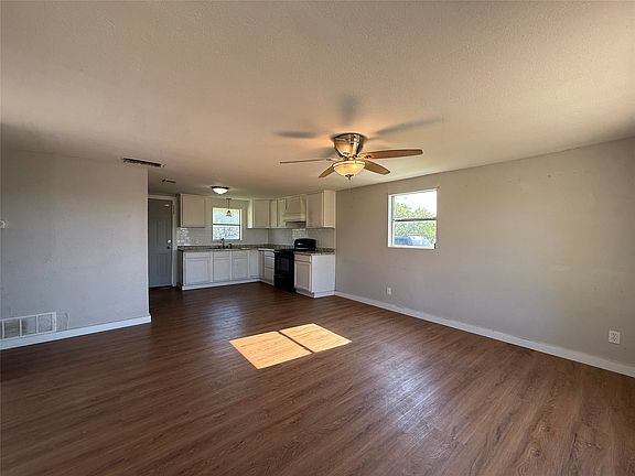 3rd image of 902 Grimes Rd
