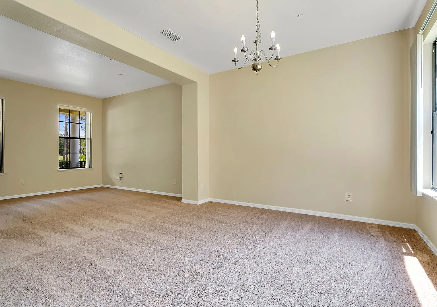 4 BR / 3 BA Home In East Park — Photo 4