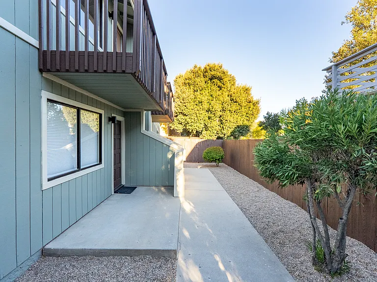 3434 Oak St — Photo 9