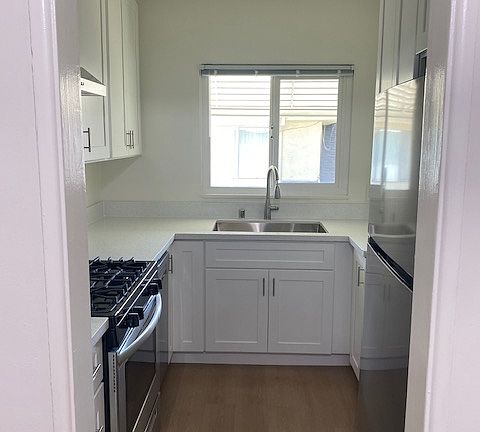 4th image of 1009 W Huntington Dr APT 18