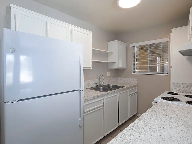 Lakeshore Villa Apartments — Photo 27