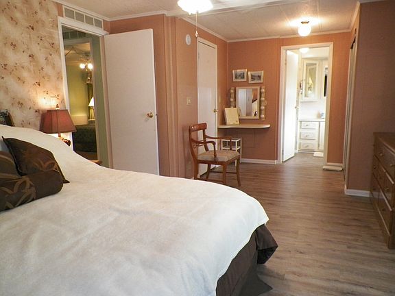 4th image of 314 Country Club Cir W