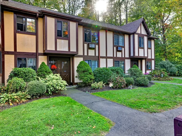 210 Foxwood Lane #210, Milford, CT 06461