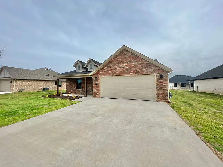 904 Maple View St — Photo 2
