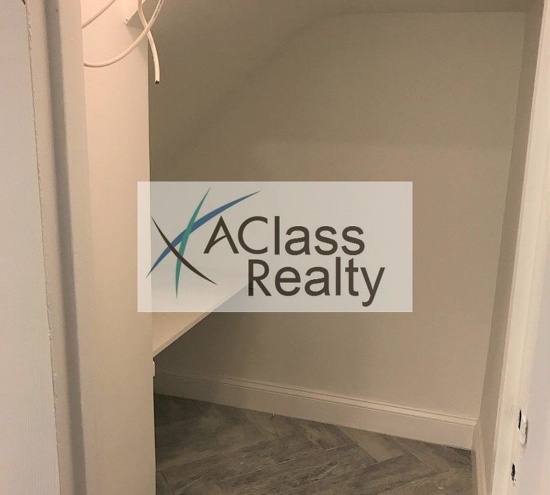 1st image of 2408 Hoyt Ave S #2