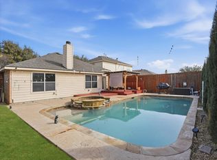 1039 Wood Brook Dr, Grand Prairie, TX 75052