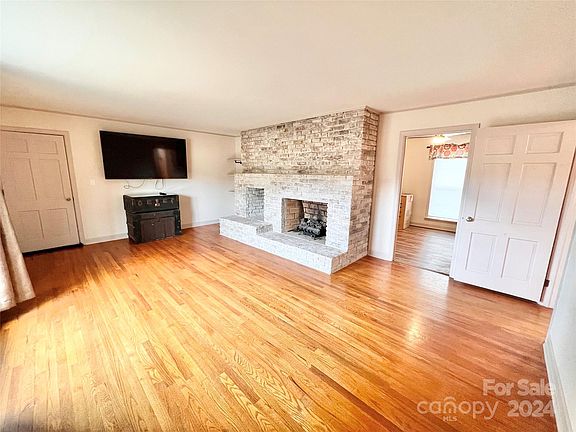 4th image of 320 Marcelle St NE