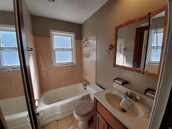 4th image of 229 Henquin Dr