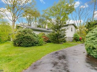 1194 Wyoming Dr, Mountainside, NJ 07092
