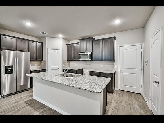 5th image of 1207 Goliad Dr