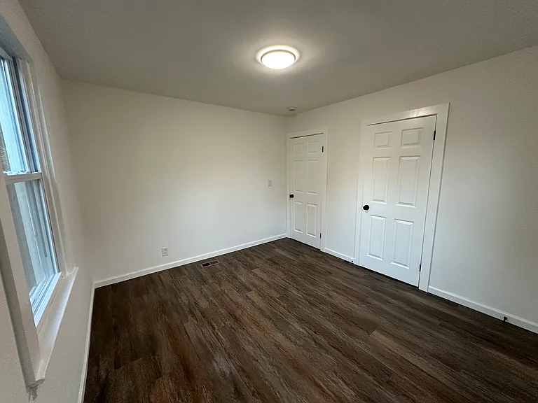 2052 Saxton Ave — Photo 7