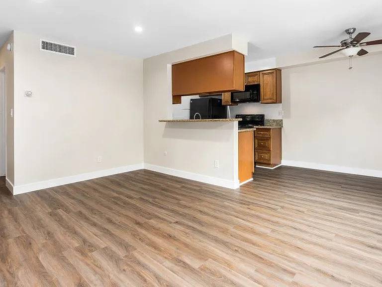 Lombardi Apartments — Photo 74