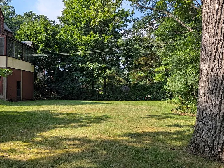 78 Roe Ave — Photo 2
