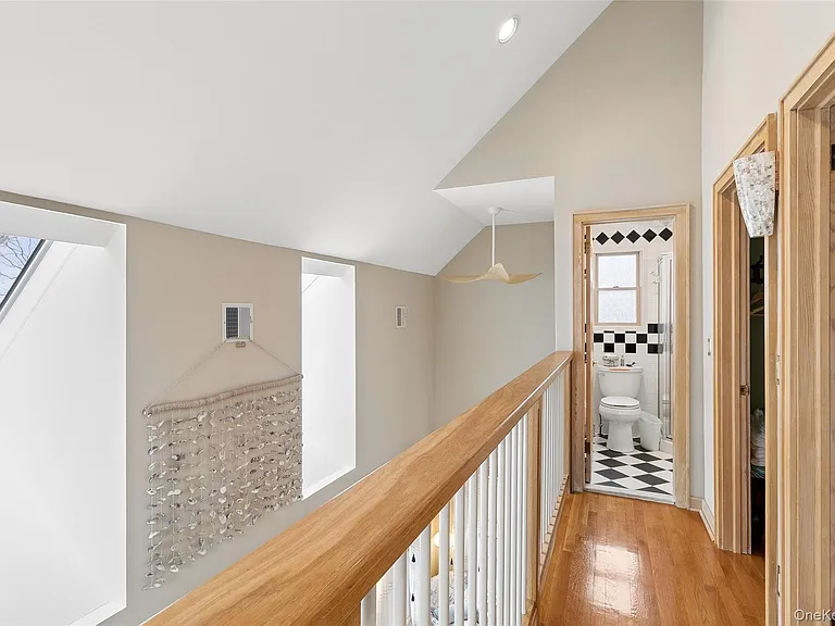 1050 Pine Ave — Photo 16