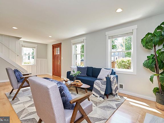 4th image of 953 Patrick Henry Dr