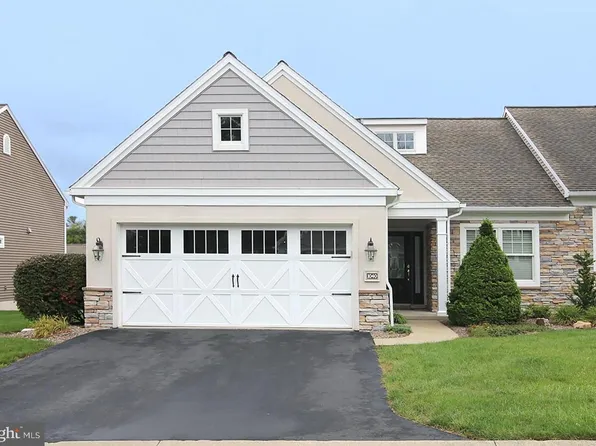 1040 English Dr, Lebanon, PA 17042