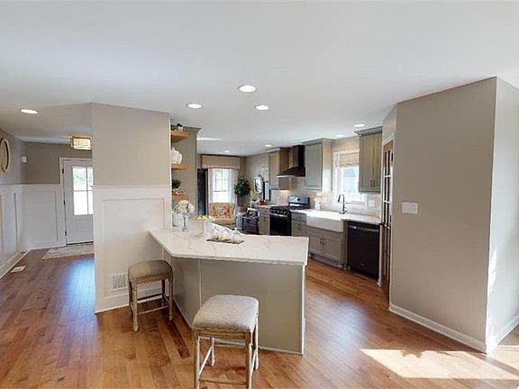 2nd image of 8 Saybrook Dr