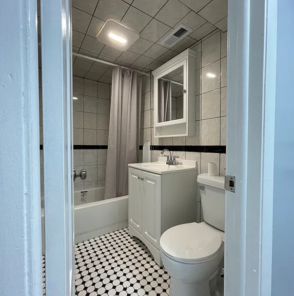2711 W Leland Ave — Photo 8