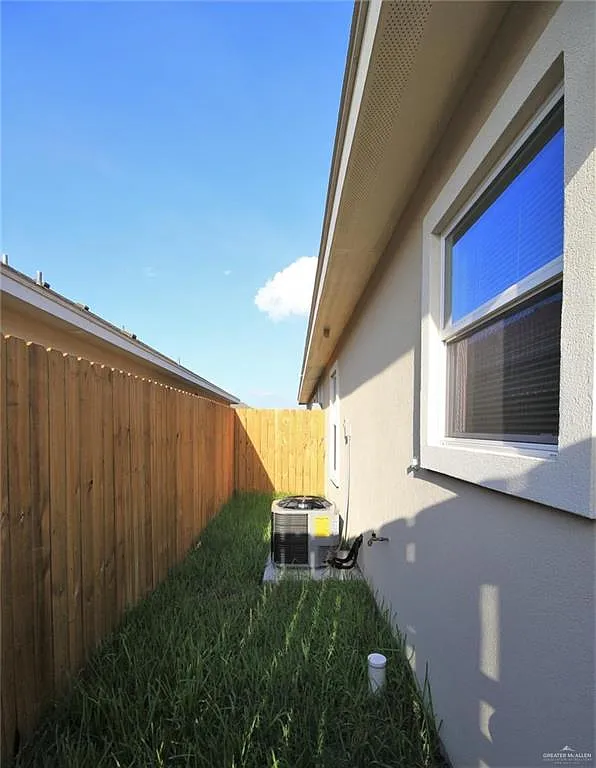 2 bed, 2.0 bath, 890 sqft, $1,025 — Photo 2