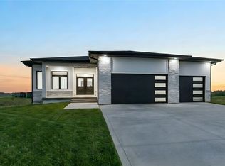 17203 Brookview Dr, Urbandale, IA 50322