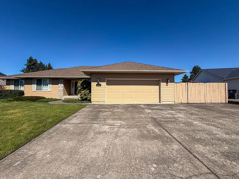 364 SE Davis Ct — Photo 2
