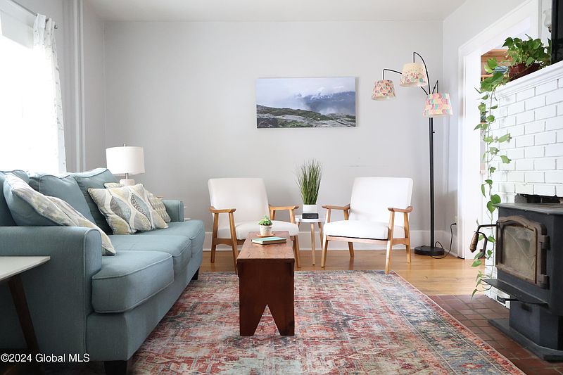 3rd image of 32 Clermont Street