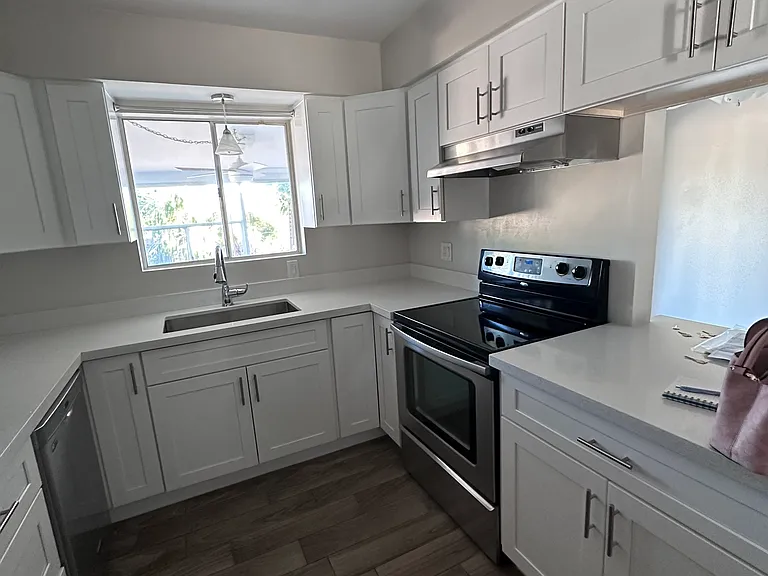 Cabinets and countertop/
Stainless/black appliances