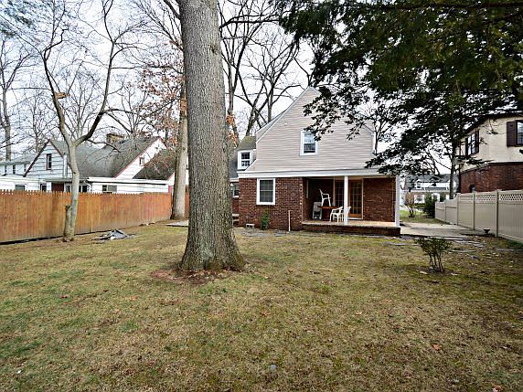 4th image of 155 Connecticut Ave