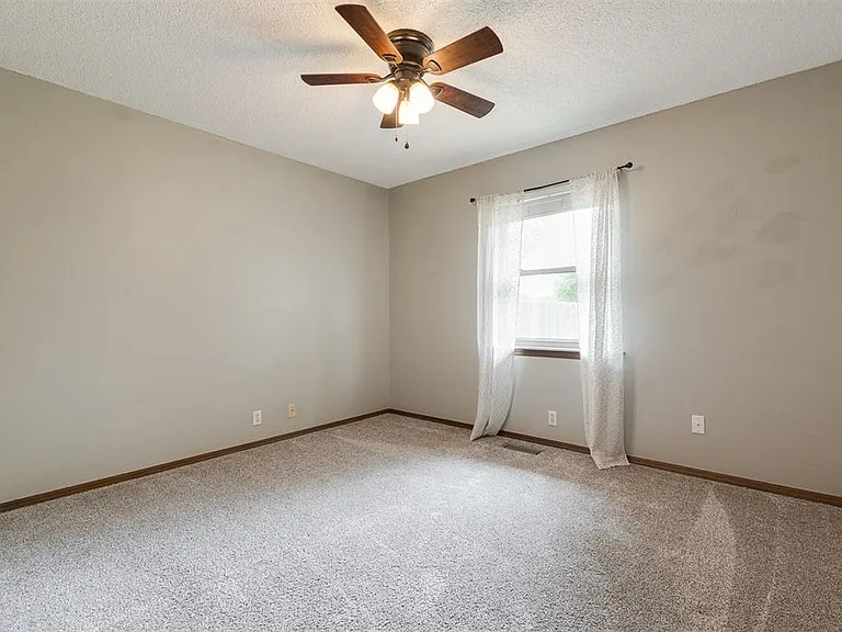 320 Elwood Dr — Photo 22