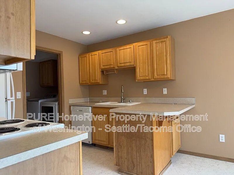 3 bed, 2.5 bath, 1383 sqft, $2,550 — Photo 2