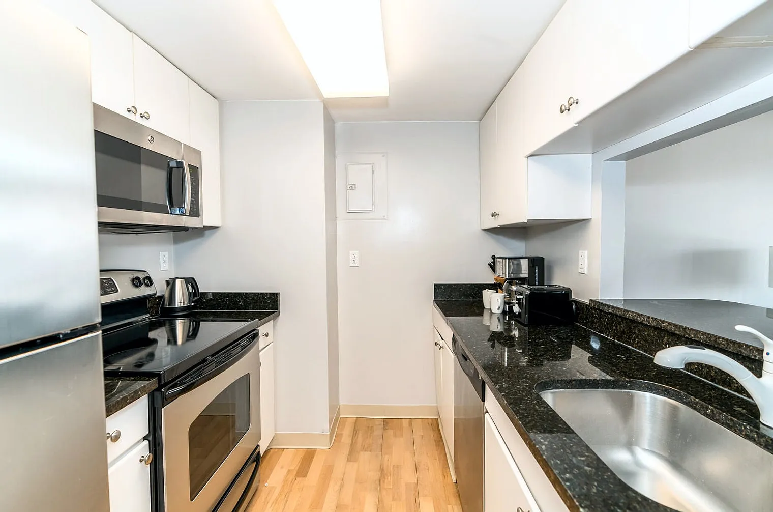 1 bed, 1.0 bath, 592 sqft, $3,647 — Photo 4