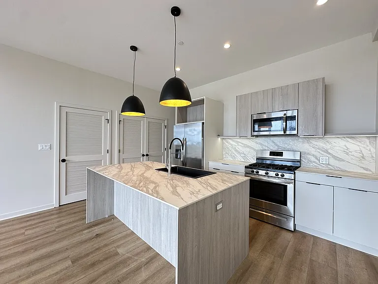 3207 N Narragansett Ave #604 — Photo 3