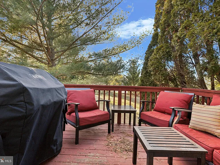 220 Primrose Ln — Photo 8