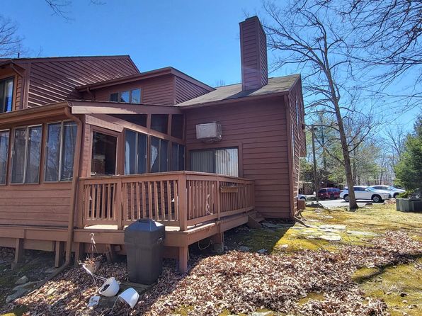 211 Falls Cir, Bushkill, PA 18324