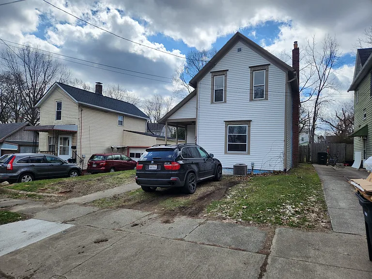 846 Lorain St — Photo 2