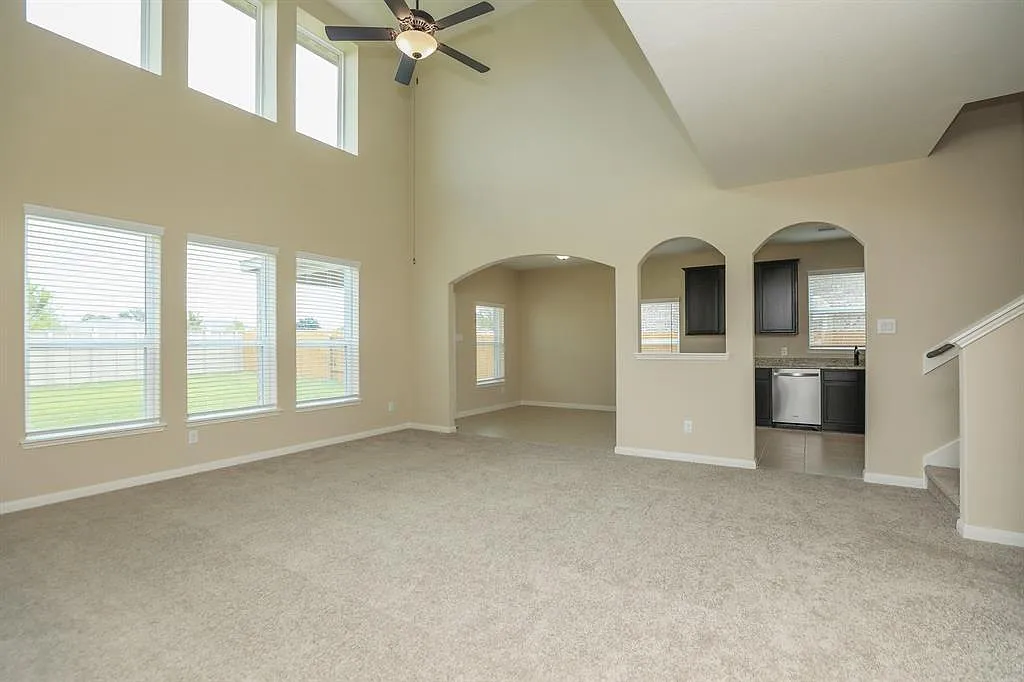 4 bed, 3.5 bath, 2938 sqft, $3,300 — Photo 2