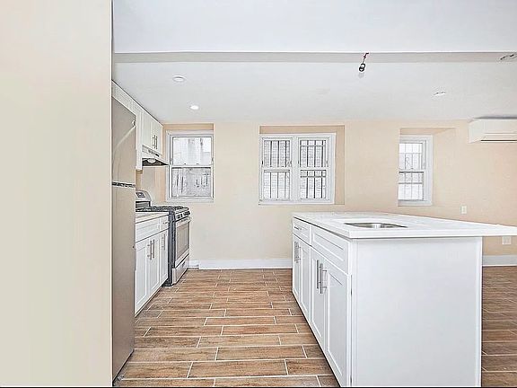 2nd image of 1635 Carroll St APT 1