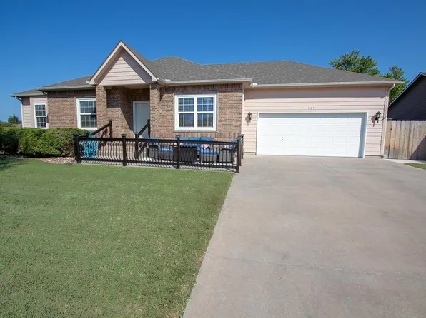 835 Meadowlark Ln, Newton, KS 67114
