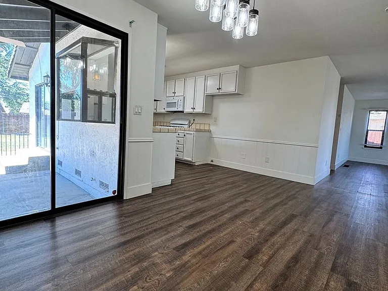 1605 Sutter Ln — Photo 9