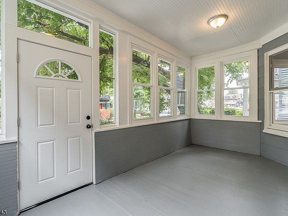 3rd image of 135 Hollywood Ave