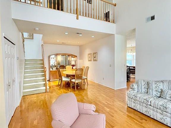 4th image of 6 Tall Oaks Ct