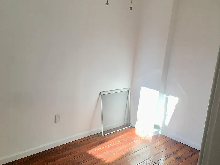 2602 E York St — Photo 9