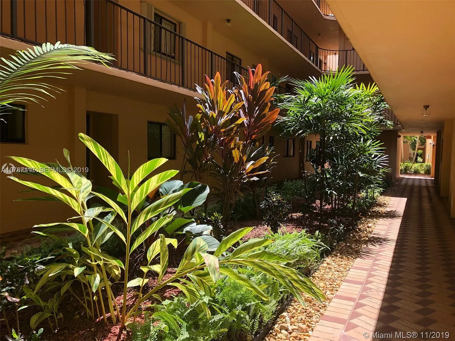 2 bed, 965 sqft, $1,950 — Photo 1