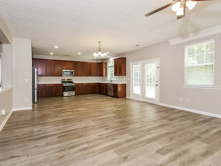 2110 Valley Creek Dr — Photo 7